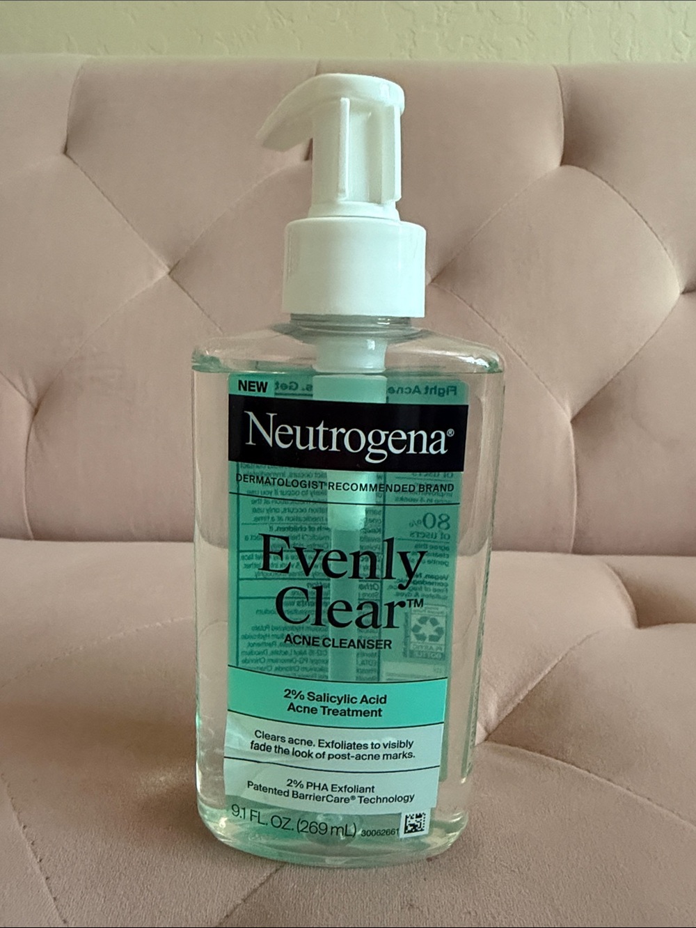Neutrogena Evenly Clear Acne Cleanser - mint green, white